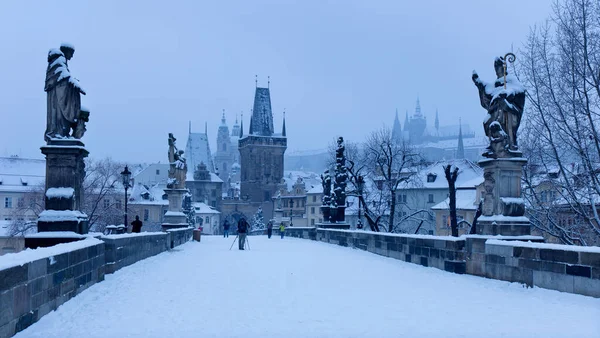 Abends Verschneite Prager Altstadt Und Kleinseite Von Der Karlsbrücke Tschechische — Stockfoto