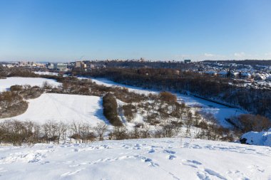 Kışın güneşli Ticha Sarka, Prag 'da Doğa Koruma Alanı