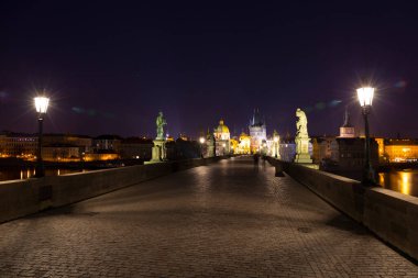 Çek Cumhuriyeti 'nin merkez kenti Prag' da Vltava Nehri üzerindeki Charles Köprüsü 'nden kış manzarası