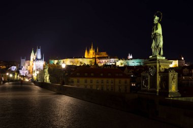 Çek Cumhuriyeti 'nin merkez kenti Prag' da Vltava Nehri üzerindeki Charles Köprüsü 'nden kış manzarası