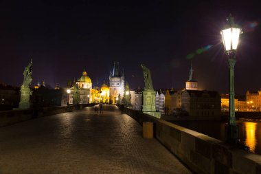 Çek Cumhuriyeti 'nin merkez kenti Prag' da Vltava Nehri üzerindeki Charles Köprüsü 'nden kış manzarası