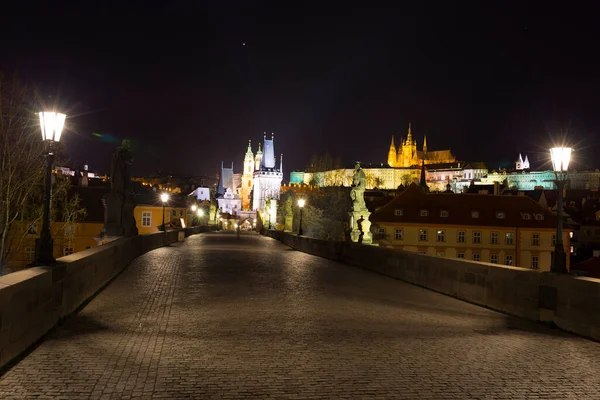 Nocna Zima Widok Mostu Karola Nad Wełtawą Centralnej Historycznej Pradze — Zdjęcie stockowe