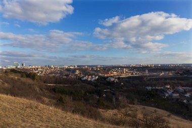 Çek Cumhuriyeti 'nin güneşli bir gününde Prag' ın Hill Devin şehrinden