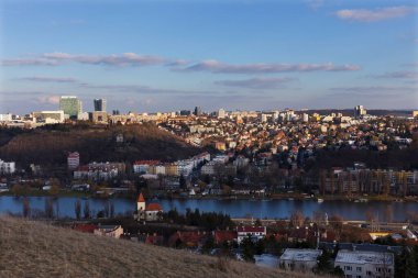 Çek Cumhuriyeti 'nin güneşli bir gününde Prag' ın Hill Devin şehrinden