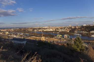 Çek Cumhuriyeti 'nin güneşli bir gününde Prag' ın Hill Devin şehrinden