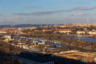Çek Cumhuriyeti 'nin güneşli bir gününde Prag' ın Hill Devin şehrinden