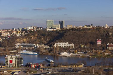 Çek Cumhuriyeti 'nin güneşli bir gününde Prag' ın Hill Devin şehrinden