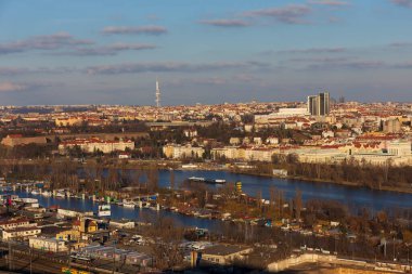 Çek Cumhuriyeti 'nin güneşli bir gününde Prag' ın Hill Devin şehrinden