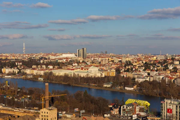 Çek Cumhuriyeti 'nin güneşli bir gününde Prag' ın Hill Devin şehrinden