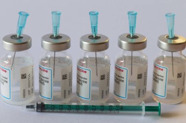 Covid-19 aşısı, Coronavirus aşısı beyaz arka planda iğneler bulunan cam ampuller.