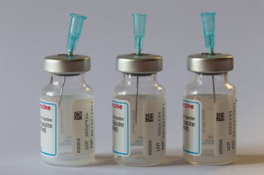 Covid-19 aşısı, Coronavirus aşısı beyaz arka planda iğneler bulunan cam ampuller.