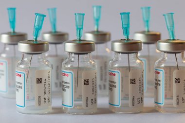 Covid-19 aşısı, Coronavirus aşısı beyaz arka planda iğneler bulunan cam ampuller.