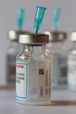 Covid-19 aşısı, Coronavirus aşısı beyaz arka planda iğneler bulunan cam ampuller.