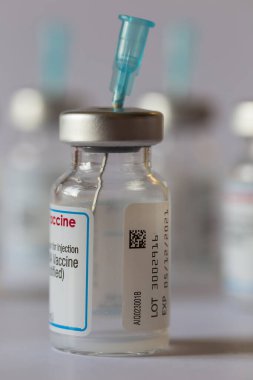 Covid-19 aşısı, Coronavirus aşısı beyaz arka planda iğneler bulunan cam ampuller.