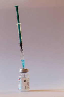 Covid-19 aşısı, Coronavirus aşısı beyaz arka planda iğneler bulunan cam ampuller.