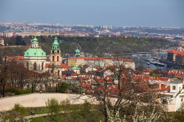 Çek Cumhuriyeti 'nin Petrin Tepesi' nden renkli ağaçlarla İlkbahar Prag Şehri
