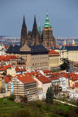 Prag İlkbaharı Gotik Şatosu ve Çekoslovakya 'nın Petrin Tepesi' nden çiçek açan ağaçları olan renkli doğası ile