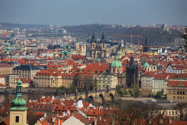 Spring Prague City Com Árvores Coloridas Colina Petrin República Checa — Fotografia de Stock