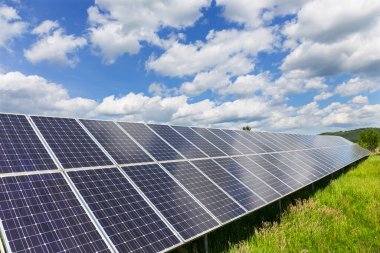 Güneşli, bulutlu bahar doğasında güneş enerjisi istasyonu.