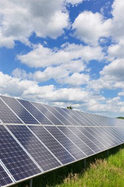 Güneşli, bulutlu bahar doğasında güneş enerjisi istasyonu.