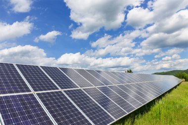 Güneşli, bulutlu bahar doğasında güneş enerjisi istasyonu.