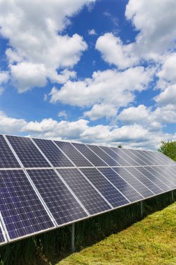 Güneşli, bulutlu bahar doğasında güneş enerjisi istasyonu.