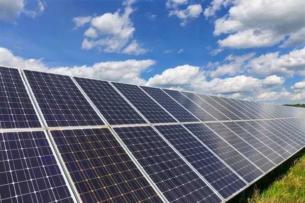 Solkraftverk Den Soliga Molniga Våren Natur — Stockfoto
