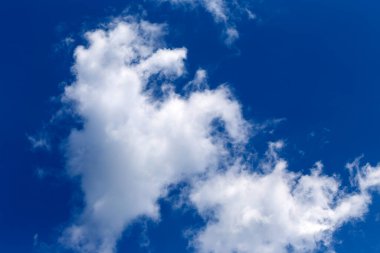 Bulutlu mavi gökyüzü