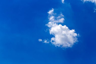 Bulutlu mavi gökyüzü