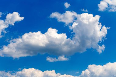 Bulutlu mavi gökyüzü