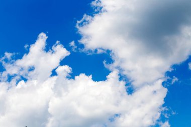 Bulutlu mavi gökyüzü