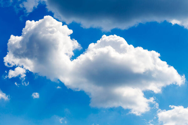 Летнее голубое небо с облаками