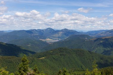 Yaz Slovakya Dağı Büyük Fatra, Velka Fatra, Nova Hola (1361 m) ve Zvolen 'in (1403 m) zirvelerine ulaşır.