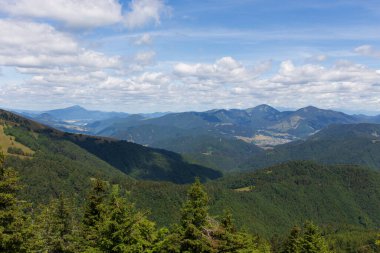 Yaz Slovakya Dağı Büyük Fatra, Velka Fatra, Nova Hola (1361 m) ve Zvolen 'in (1403 m) zirvelerine ulaşır.