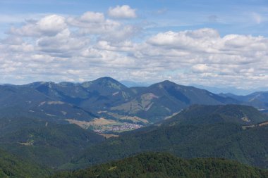 Yaz Slovakya Dağı Büyük Fatra, Velka Fatra, Nova Hola (1361 m) ve Zvolen 'in (1403 m) zirvelerine ulaşır.