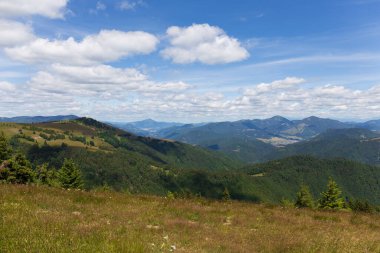 Yaz Slovakya Dağı Büyük Fatra, Velka Fatra, Nova Hola (1361 m) ve Zvolen 'in (1403 m) zirvelerine ulaşır.