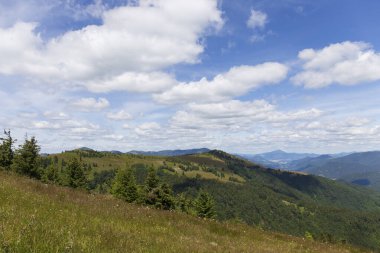 Yaz Slovakya Dağı Büyük Fatra, Velka Fatra, Nova Hola (1361 m) ve Zvolen 'in (1403 m) zirvelerine ulaşır.