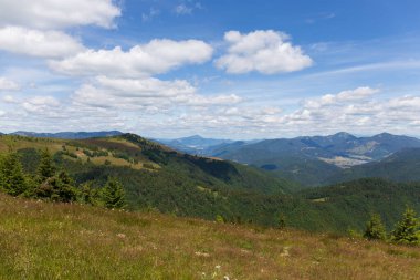 Yaz Slovakya Dağı Büyük Fatra, Velka Fatra, Nova Hola (1361 m) ve Zvolen 'in (1403 m) zirvelerine ulaşır.