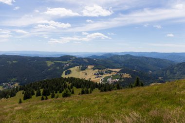 Yaz Slovakya Dağı Büyük Fatra, Velka Fatra, Nova Hola (1361 m) ve Zvolen 'in (1403 m) zirvelerine ulaşır.