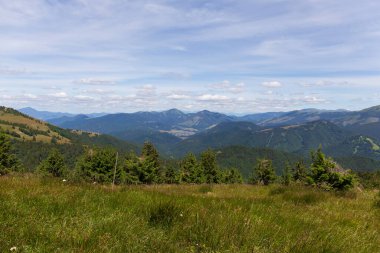 Yaz Slovakya Dağı Büyük Fatra, Velka Fatra, Nova Hola (1361 m) ve Zvolen 'in (1403 m) zirvelerine ulaşır.