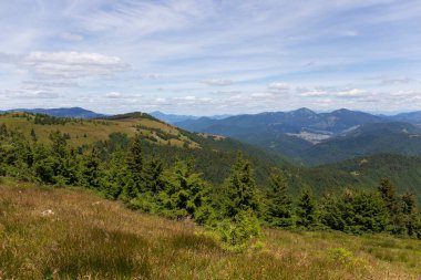 Yaz Slovakya Dağı Büyük Fatra, Velka Fatra, Nova Hola (1361 m) ve Zvolen 'in (1403 m) zirvelerine ulaşır.