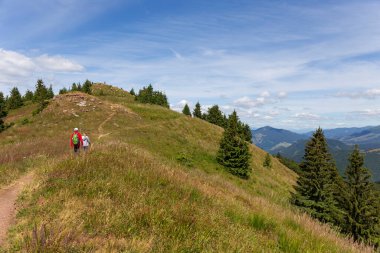 Yaz Slovakya Dağı Büyük Fatra, Velka Fatra, Nova Hola (1361 m) ve Zvolen 'in (1403 m) zirvelerine ulaşır.