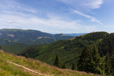 Yaz Slovakya Dağı Büyük Fatra, Velka Fatra, Nova Hola (1361 m) ve Zvolen 'in (1403 m) zirvelerine ulaşır.