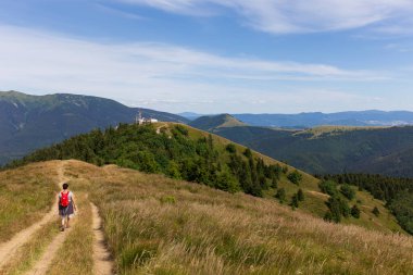 Yaz Slovakya Dağı Büyük Fatra, Velka Fatra, Nova Hola (1361 m) ve Zvolen 'in (1403 m) zirvelerine ulaşır.