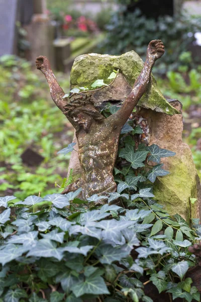 历史雕像在奥秘老布拉格公墓 捷克共和国 — 图库照片