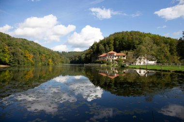 Merkez Bohemya, Harasov, Kokorinsko, Çek Cumhuriyeti 'nde kumtaşı kayaları ve yeşil doğa ile korunan alan.