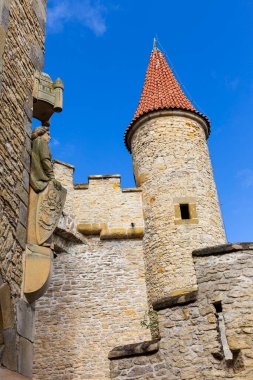 14. yüzyılın ilk yarısında Kokorin Kalesi ve etrafındakiler. Gotik kale Çek Cumhuriyeti 'nin Orta Bohem Bölgesi' nde korunan Kokorin köyünde yer almaktadır.