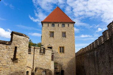 14. yüzyılın ilk yarısında Kokorin Kalesi ve etrafındakiler. Gotik kale Çek Cumhuriyeti 'nin Orta Bohem Bölgesi' nde korunan Kokorin köyünde yer almaktadır.