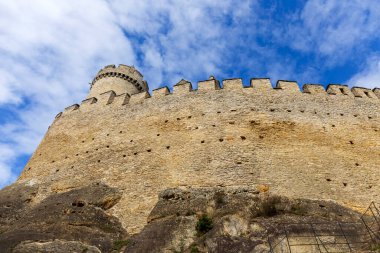 14. yüzyılın ilk yarısında Kokorin Kalesi ve etrafındakiler. Gotik kale Çek Cumhuriyeti 'nin Orta Bohem Bölgesi' nde korunan Kokorin köyünde yer almaktadır.