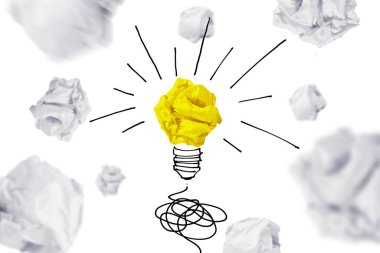 Sarı kağıt top ve herhangi bir kavram ile yaratıcı fikir beyaz kağıt top.